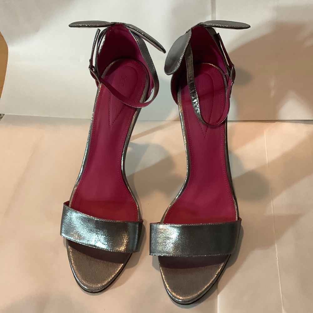 Oscar Tiye Mickey Mouse sandals